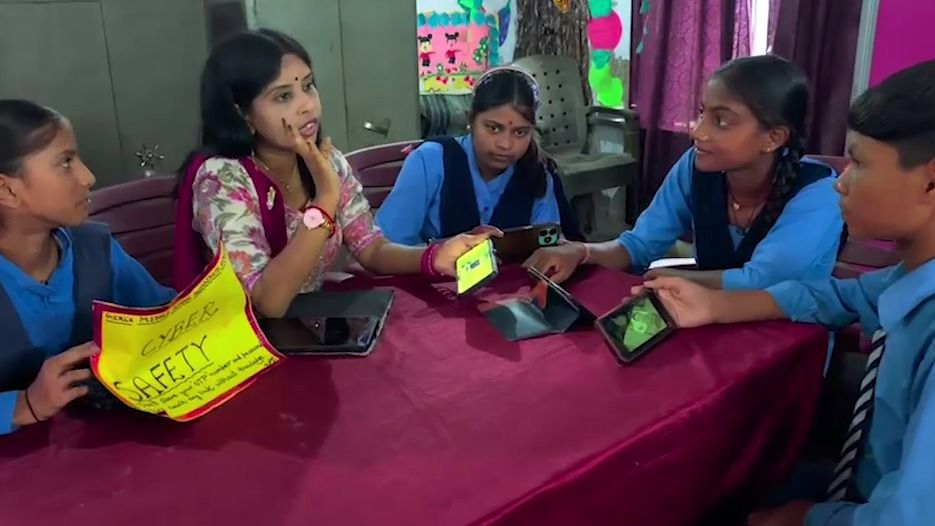 बच्चों को पढ़ाते हुए पुष्पा प्रसाद