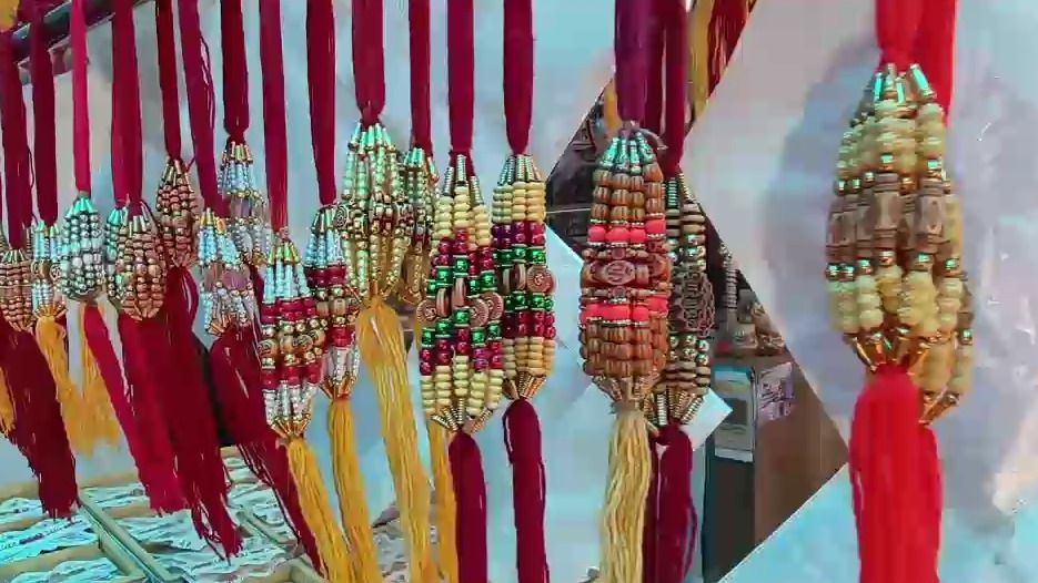 राखियों से सजे बाजार