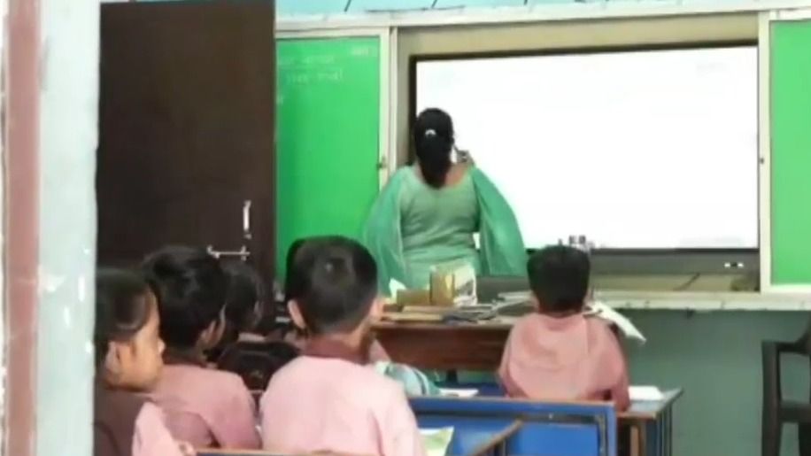 डिजिटल बोर्ड पर होती पढ़ाई
