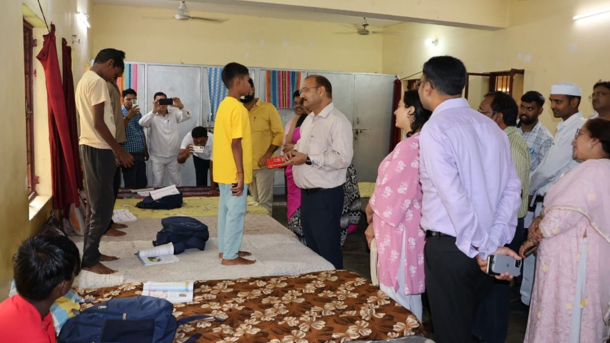 औचक निरीक्षण करने पहुंचे डीएम वीके सिंह