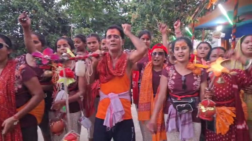 19 बेटियों के साथ कांवड़ लेकर निकले संजीव कुमार