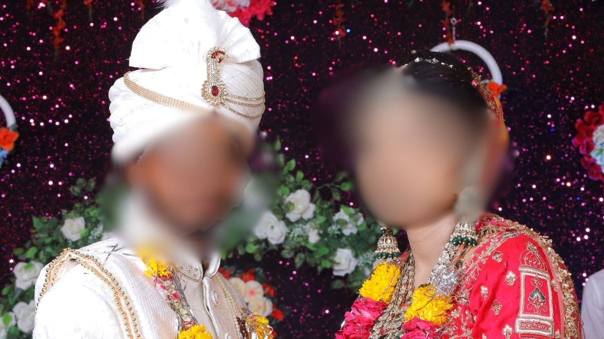 पति ने पत्नी को प्रेमी के साथ आपत्तिजनक हालत में पकड़ा 