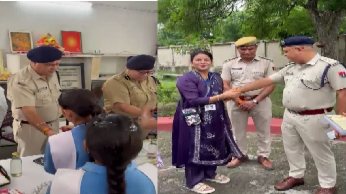 राखी बंधवाते हुए