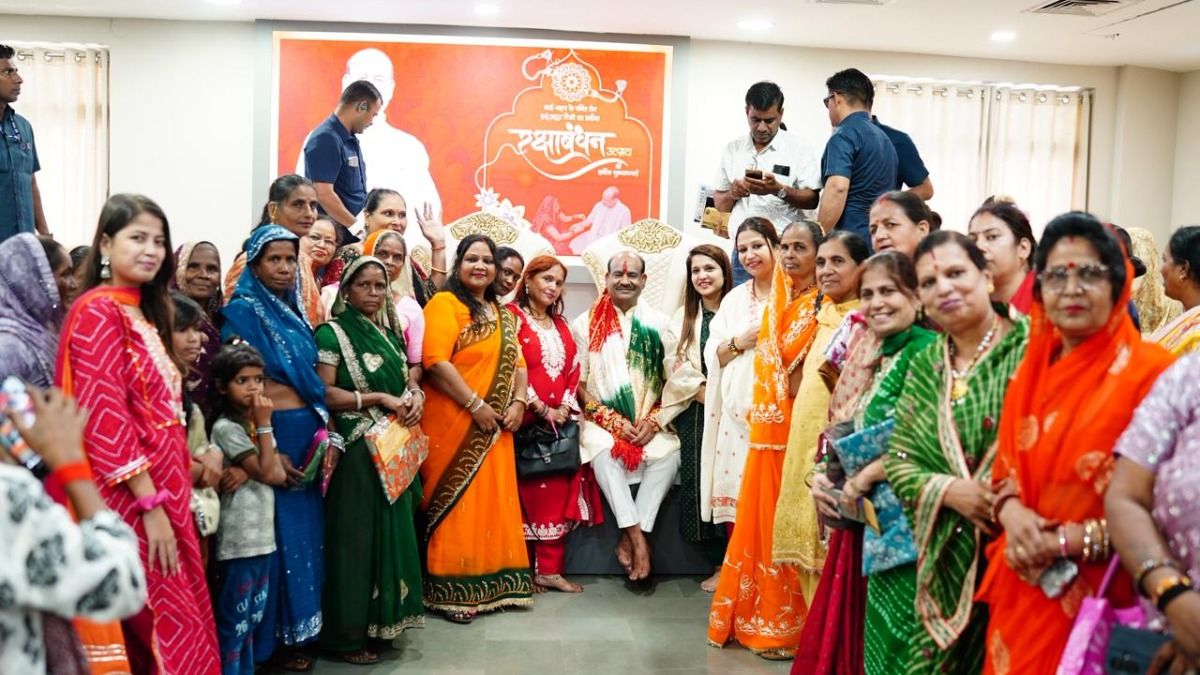 ‘लाड़ली बहनों’ ने लोकसभा अध्यक्ष ओम बिरला की कलाई पर बांधा स्नेह 