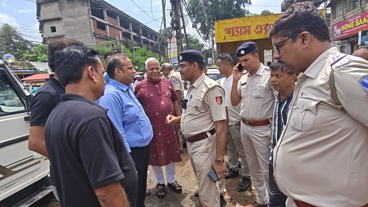 चीनी के दाम में उछाल! कालाबाजारी रोकने के लिए रानीगंज में प्रशासन की छापेमारी, 5 जगहों पर जांच