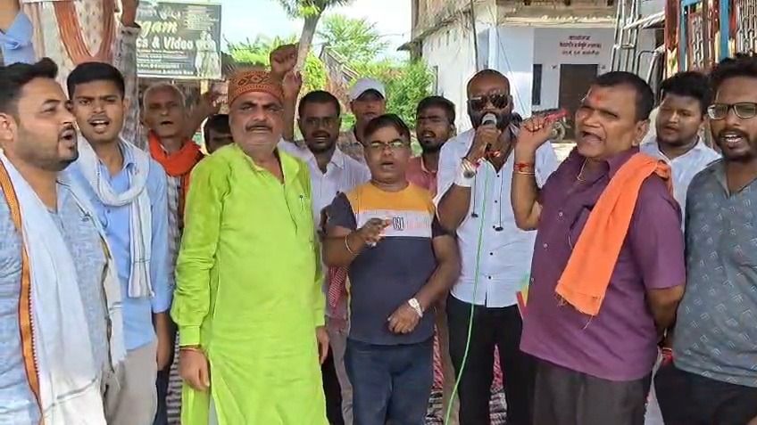  पूसा स्टेशन पर उग्र हुए लोग