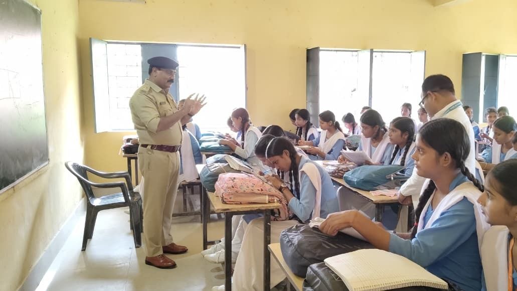 छात्राओं को पढ़ाते हुए एसपी साहब