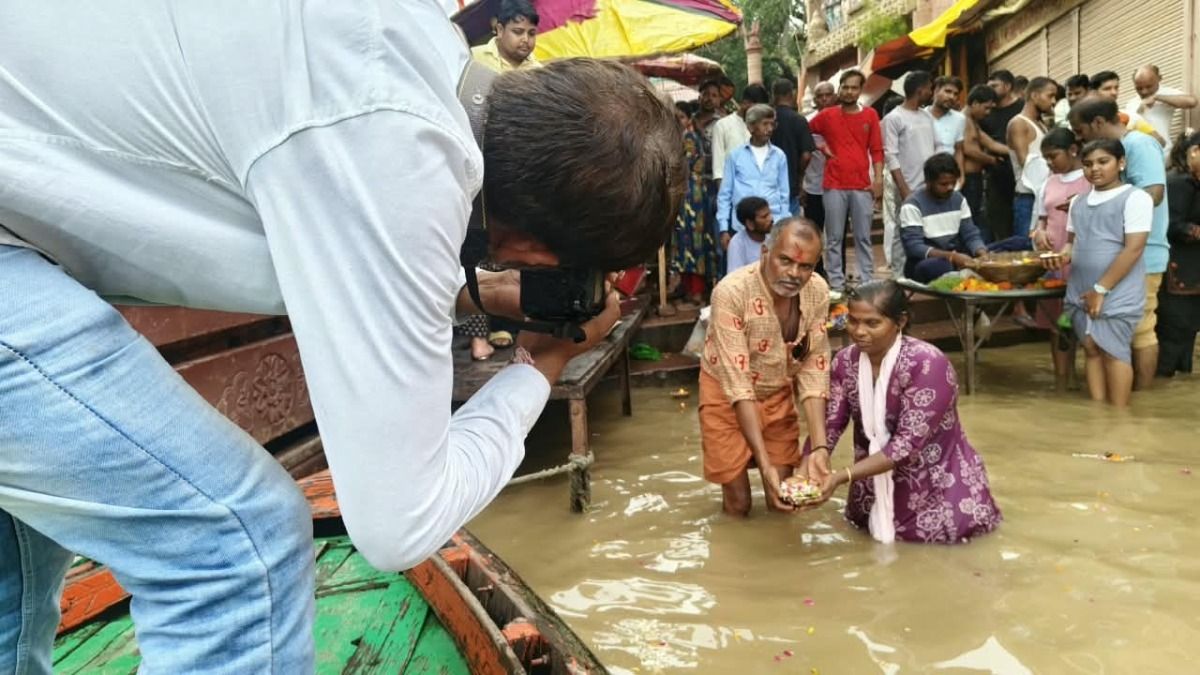 आजीविका के लिए नाविक बने फोटोग्राफर