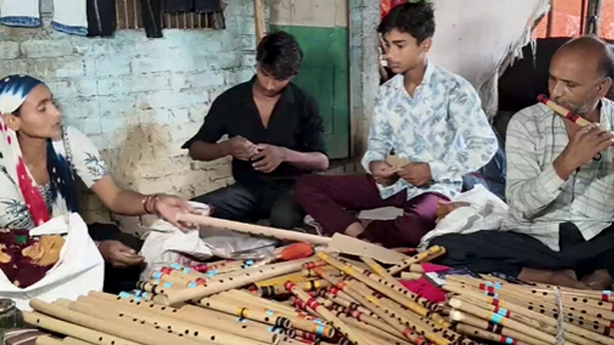 काशी में 6 पीढ़ियों से मुस्लिम परिवार बना रहा कृष्ण की प्रिय बांसुरी