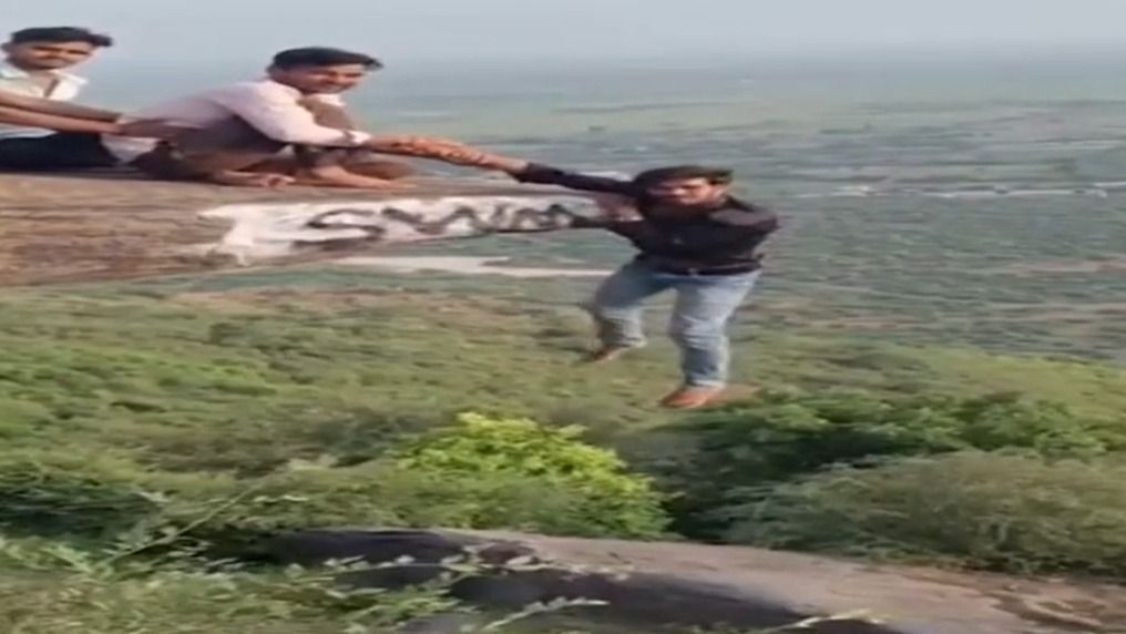 चट्टान से लटकते हुए 