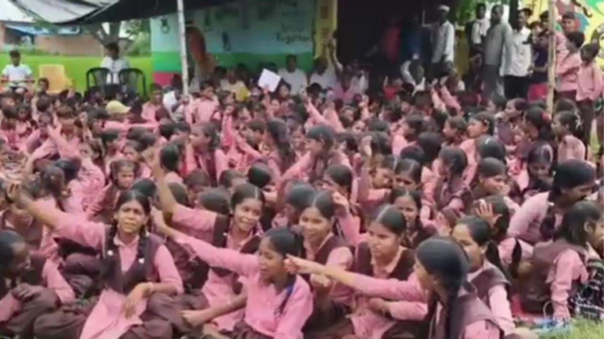 धरना देते छात्र