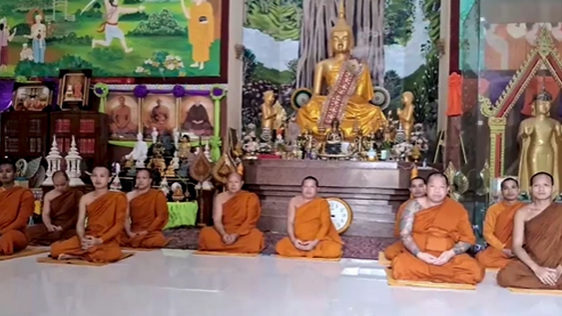  Buddhist monks