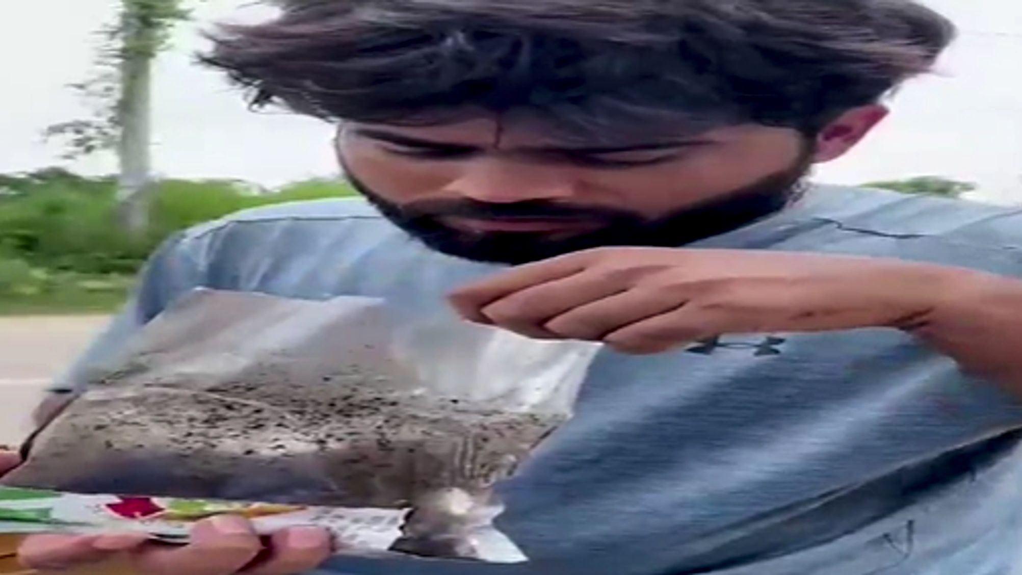ऑनलाइन मंगाया एंड्रॉयड डिवाइस, पैकेट खोला तो निकला गोबर, ग्रेटर नोएडा में ठगी से मचा हड़कंप