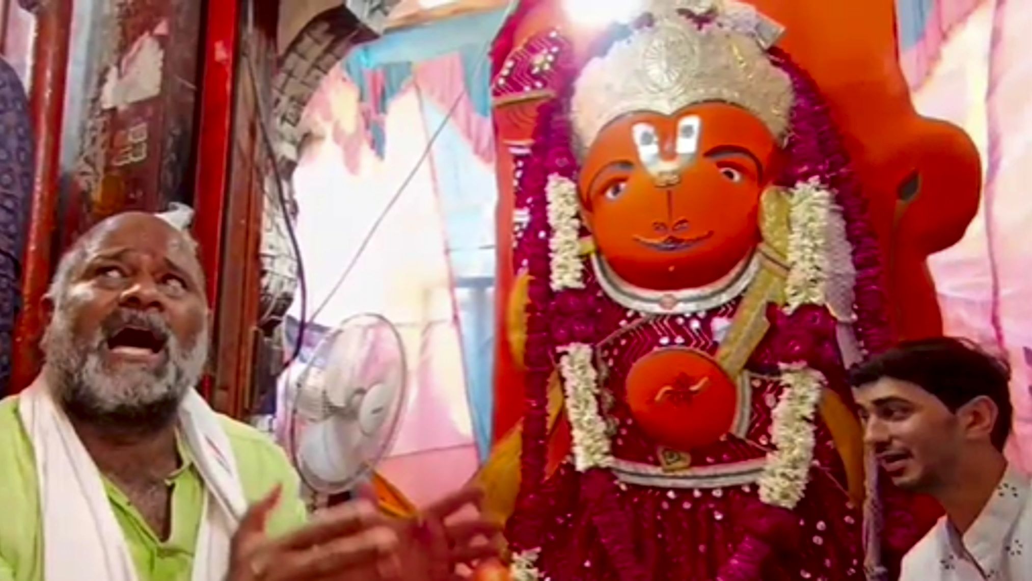 प्रसिद्ध खड़े हनुमान प्रतिमा के विस्थापन पर छिड़ा है संग्राम