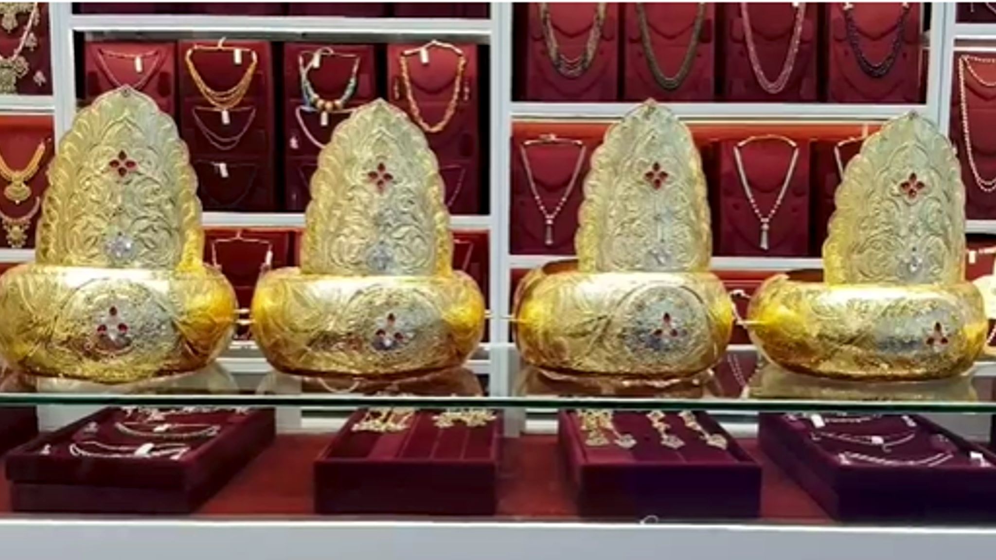 गणेश उत्सव को लेकर सूरत शहर में तैयारियां जोर-शोर से चल रही हैं
