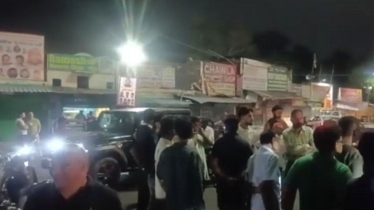 बिजली गुल रहने से परेशान लोग सड़क जाम करते हुए.