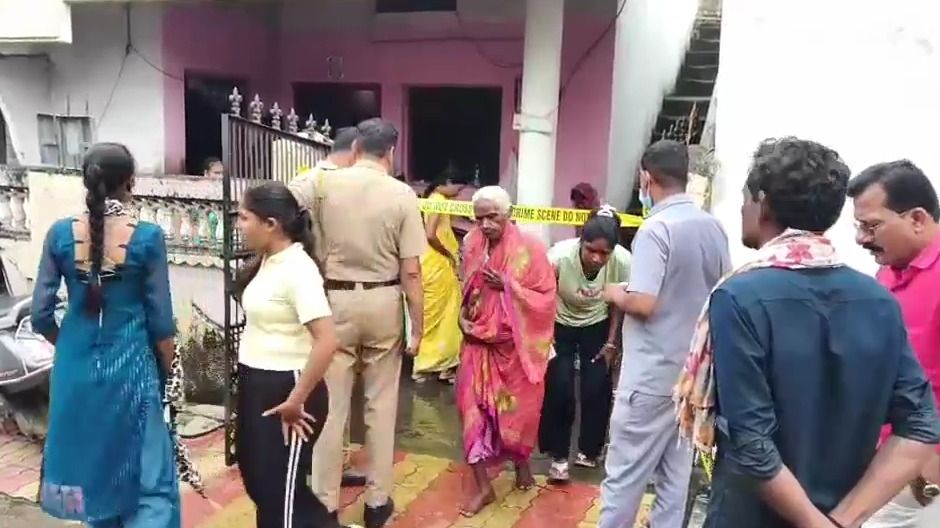 बहू पर था जादू-टोना करने का शक, ससुर ने कर दी कुल्हाड़ी से हत्या, फिर खुदकुशी के लिए कूद गया कुएं में.. बहू पर था जादू-टोना करने का शक, ससुर ने कर दी कुल्हाड़ी से हत्या, फिर खुदकुशी के लिए कूद गया कुएं में..