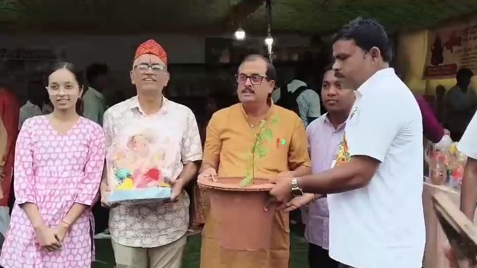 बप्पा प्रतिमा के साथ पौधा घर ले जाते लोग