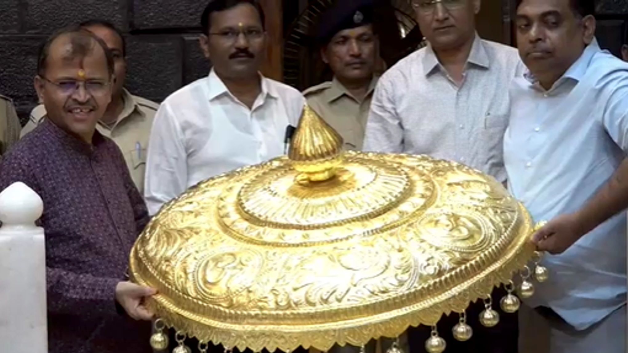 1.33 crore umbrella was offered to the Saibaba temple