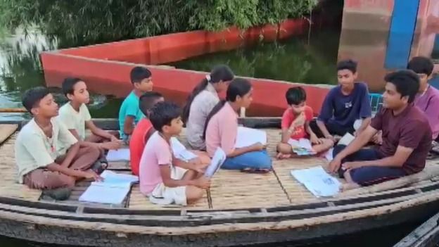 बाढ़ के कारण नाव को बनाया स्कूल