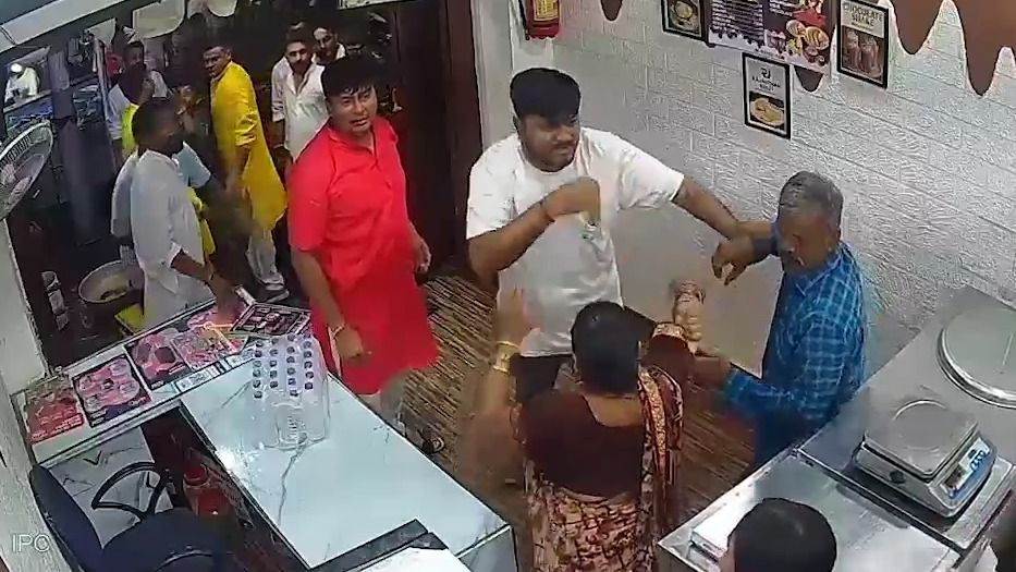 दोनों पक्षों के बीच होती मारपीट