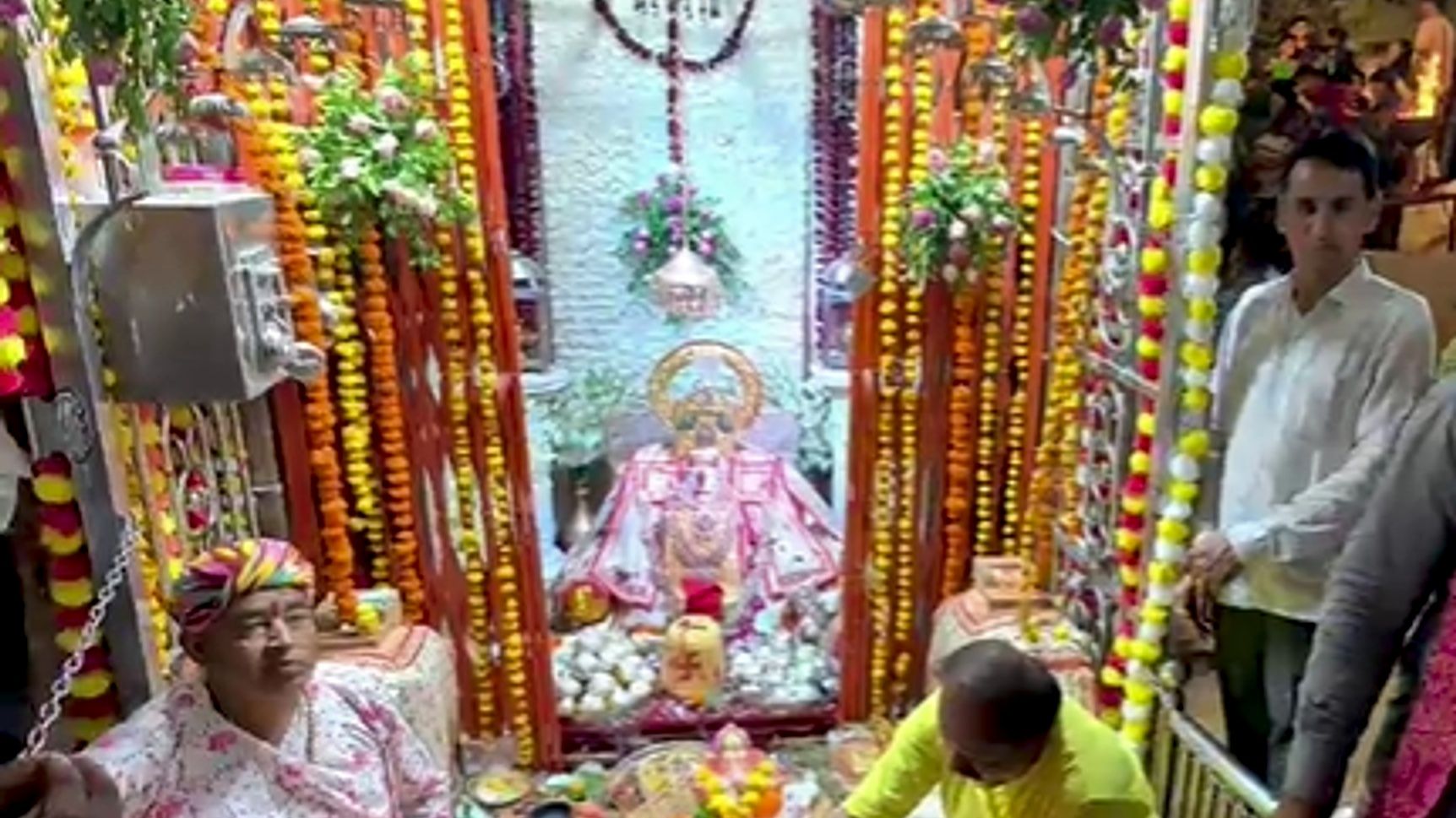  जैसलमेर के 1500 साल पुराने चून्धी गणेश मंदिर अपने आप में ही चमत्कारिक मंदिर  बताया जाता है