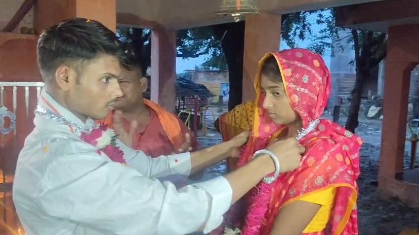 अंधेरे में मिलने आया युवक तो परिजनों ने करवा दी शादी