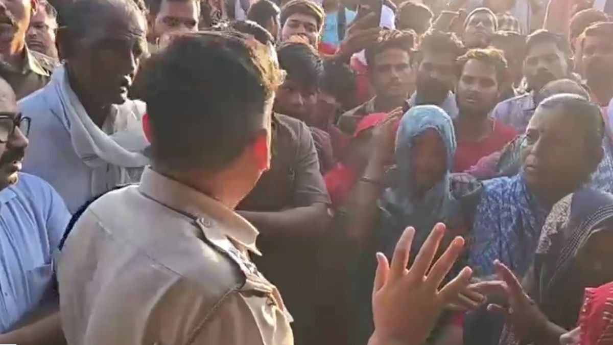 ठेके के बाहर महिलाओं का धरना, प्रशासन-सड़क पर बैठकर बोलीं-दुकान हटाकर मंदिर बनाओ