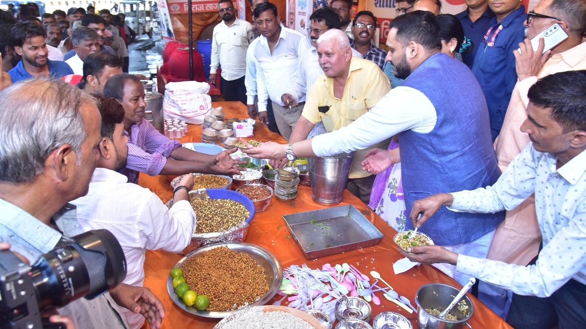 पीएम मोदी के जन्मदिन पर राजधानी लखनऊ में बंटी झालमुड़ी