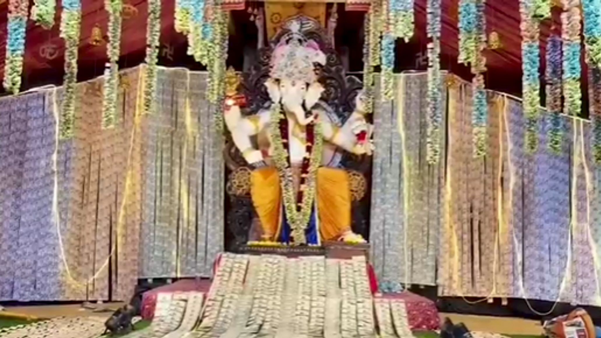 पैसों से हुआ गणपति का श्रृंगार