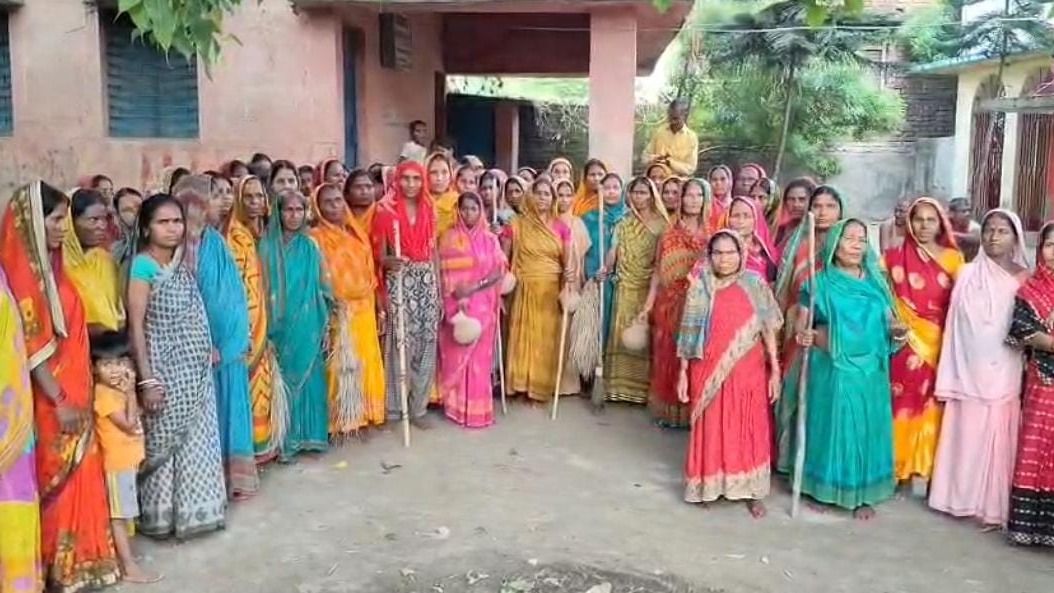 बगहा में हाथों में डंडा-झाड़ू, शाम होते ही गली में उतरती हैं महिलाएं