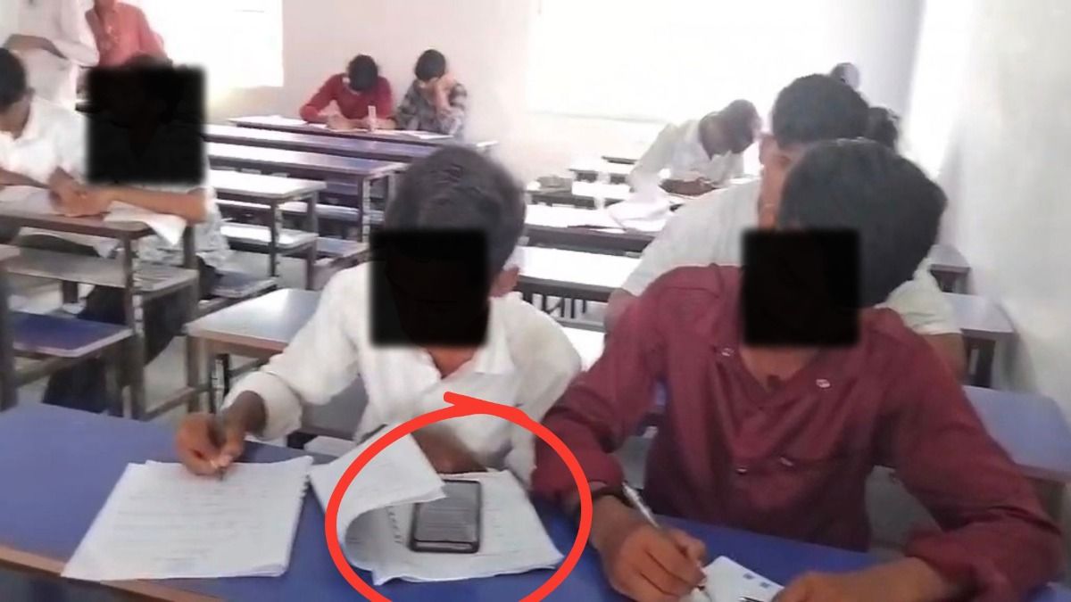 परिक्षा में चिटिंग करते दिखे छात्र