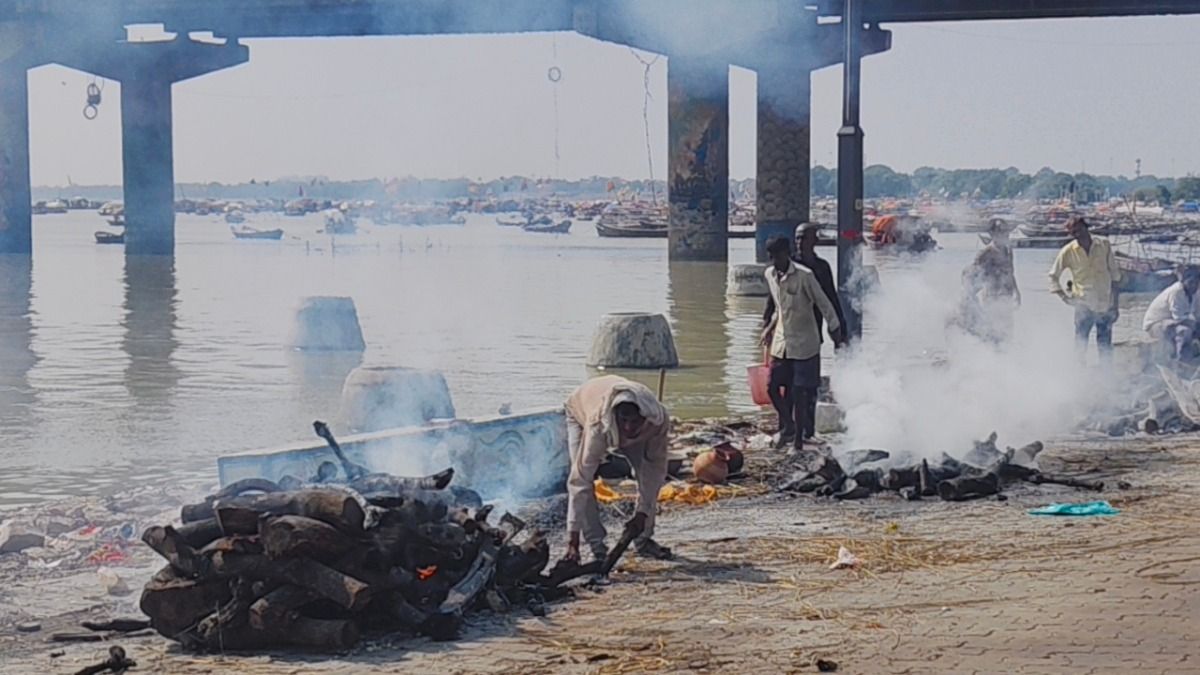 सड़कों पर हो रहा दाह संस्कार