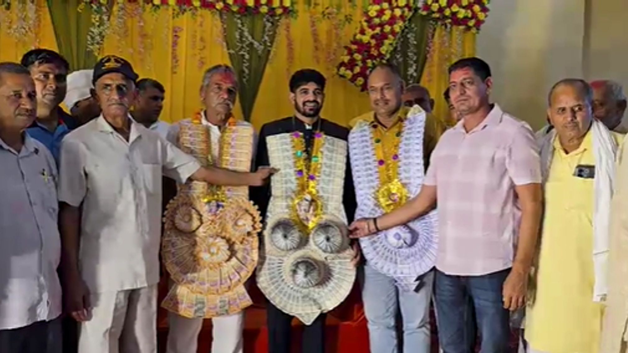 सुमित सांगवान का खुली जीप में निकला विजय जुलूस