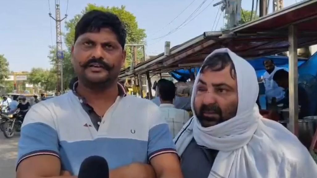 घटना के बारे में बताते टोल कर्मी
