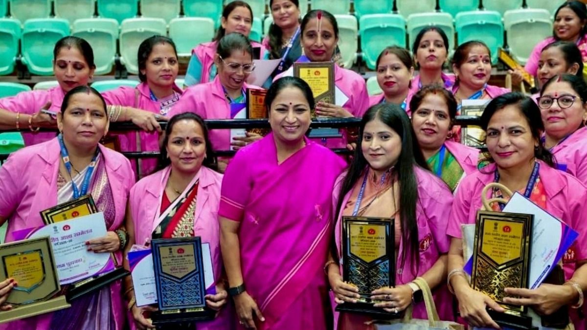 Delhi CM Rekha Gupta During the Launch of Healthcare Initiatives at ASHA Sammelan 2026
