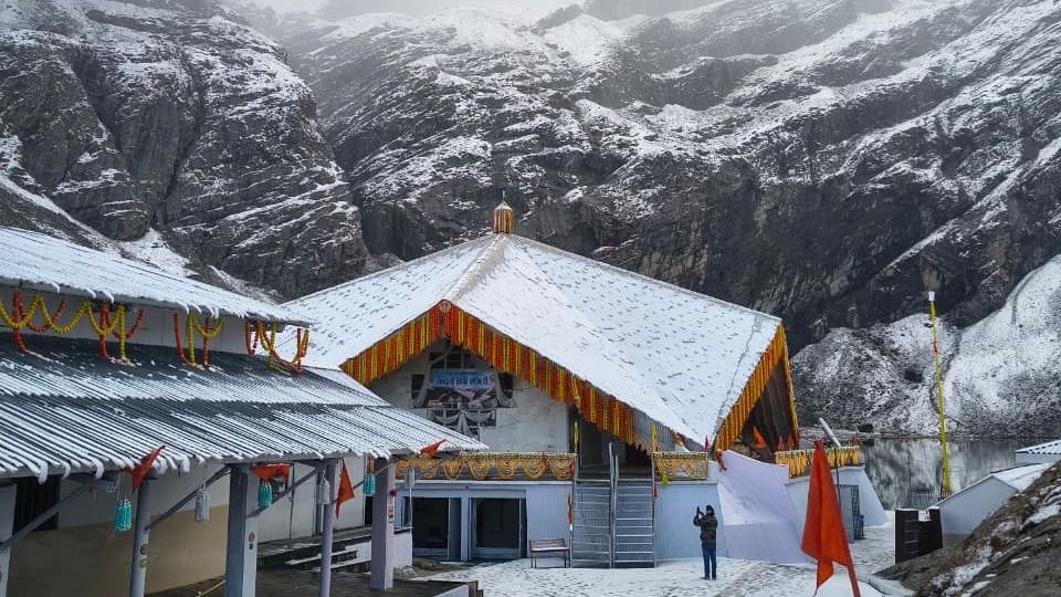 हेमकुंड साहिब में बर्फबारी