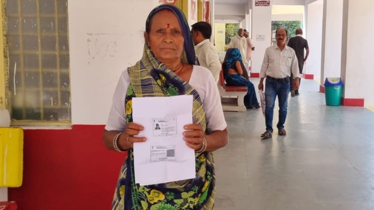 फरियाद लेकर एसडीएम कार्यालय पहुंचीं महिला. 