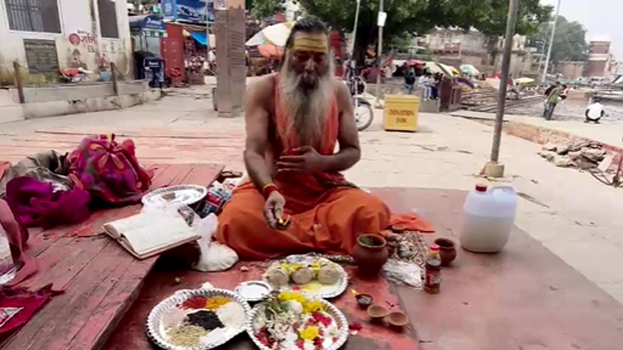 काशी के घाट पर हुआ श्राद्ध और तर्पण