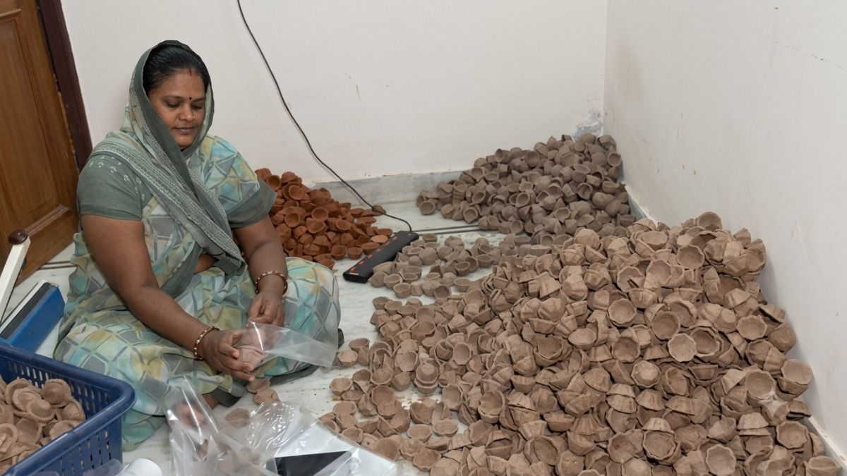 कोटा में गोबर से बन रहे 2.5 लाख दीपक