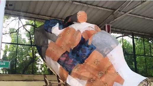 काशी का मुस्लिम परिवार पिछले तीन पीढ़ियों से रावण के पुतले बनाने की परंपरा को आगे बढ़ा रहा है