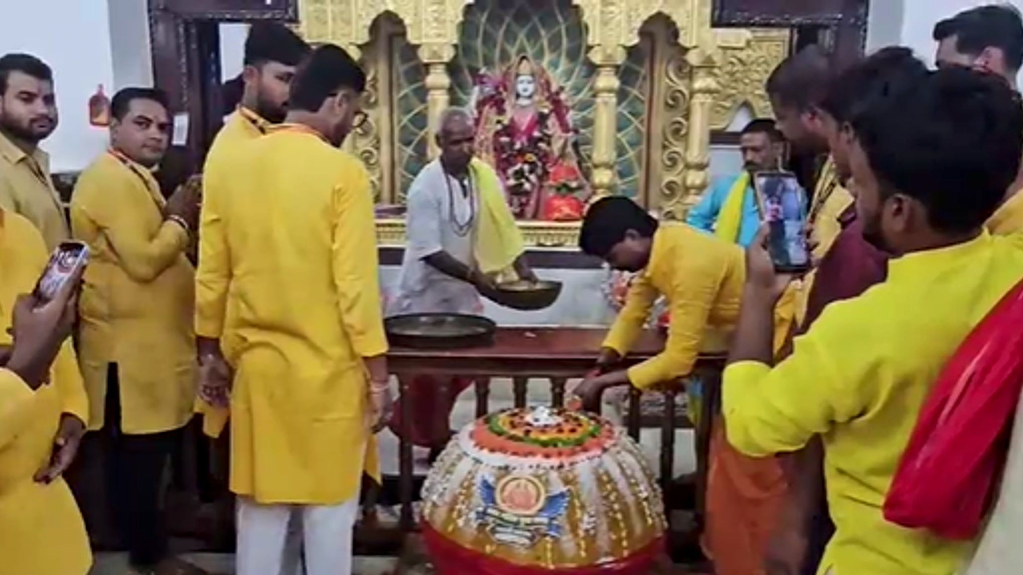  मां शारदीय शक्तिपीठ दुर्गा को 251 किलो का विशाल मोदक से लगाया गया भोग