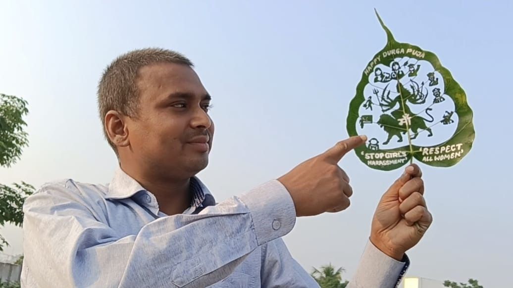पत्ते पर उकेरी मां दुर्गा की आकृति