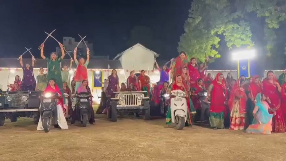 तलवार रास में शामिल महिलाएं