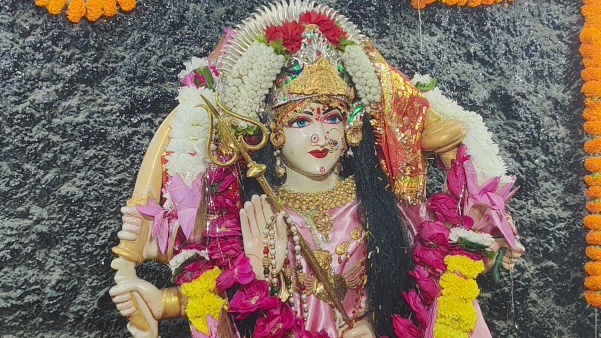 प्रयागराज के माता वैष्णो देवी मंदिर में श्रद्धालु कर रहे गुफा वाली माता के दर्शन