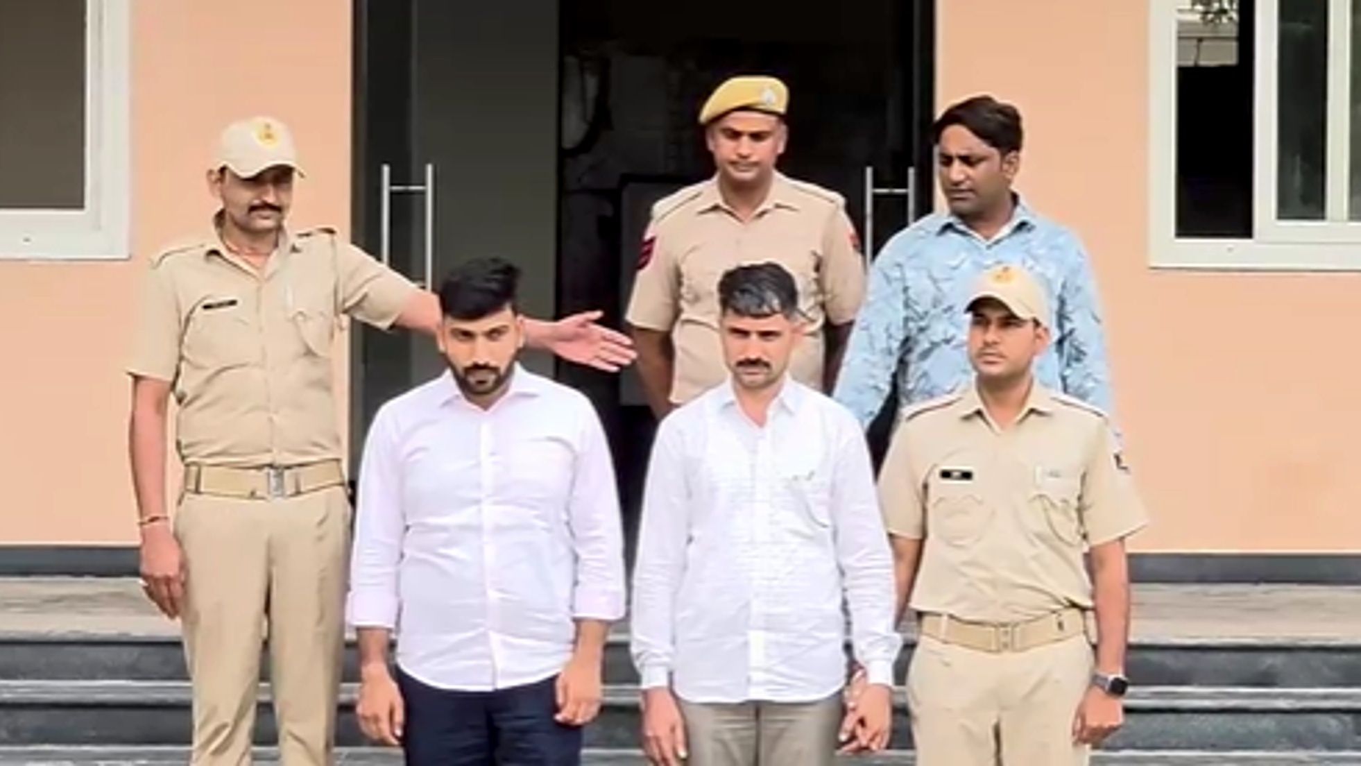 पुलिस द्वारा गिरफ्तार किए गए आरोपी