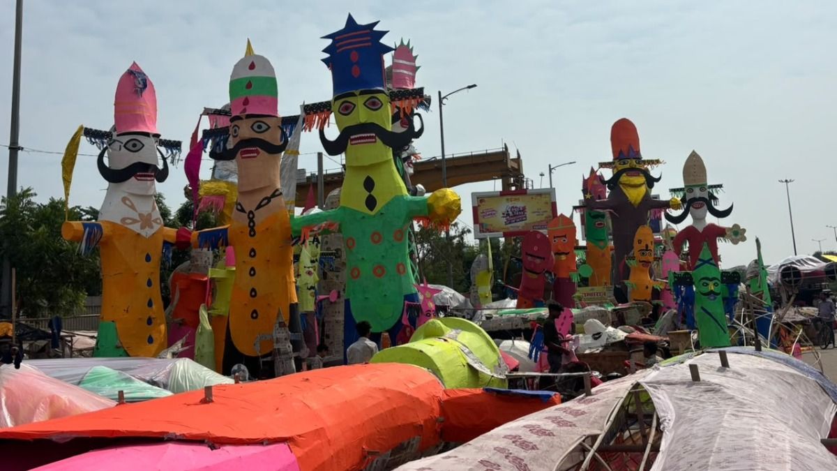 रावण दहन के लिए तैयार रावण के पुतले