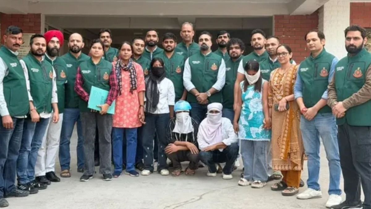 दिल्ली पुलिस की स्पेशल सेल के गिरफ्त में आरोपी.
