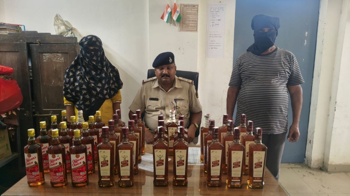 हाजीपुर में रेल पुलिस कर्मी छिपा रहे थे शराब 