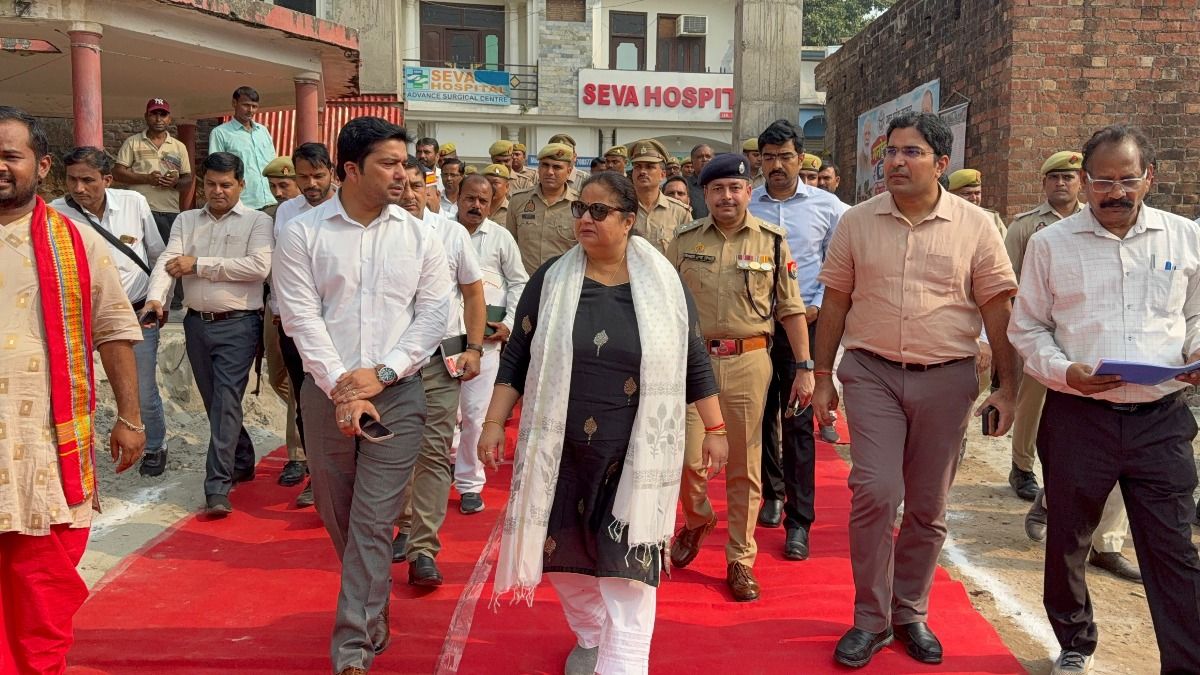 संभल के कस्तूरबा गांधी विद्यालय की क्लास में पहुंची मुरादाबाद मंडल की कमिश्नर